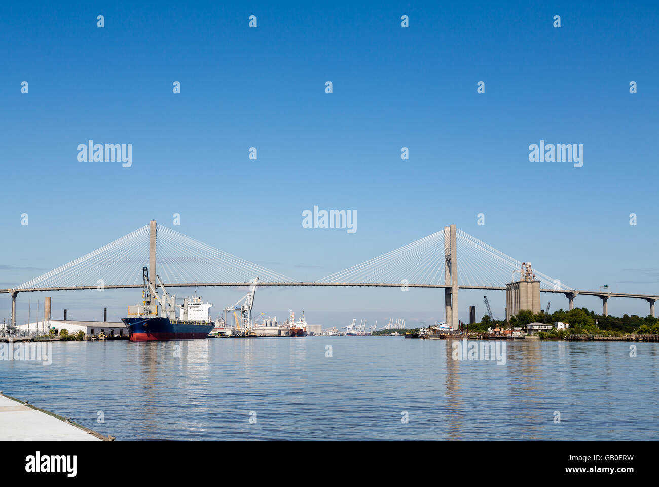 Luftfracht-Industrie am belebten Hafen am Savannah River mit Hängebrücke Stockfoto