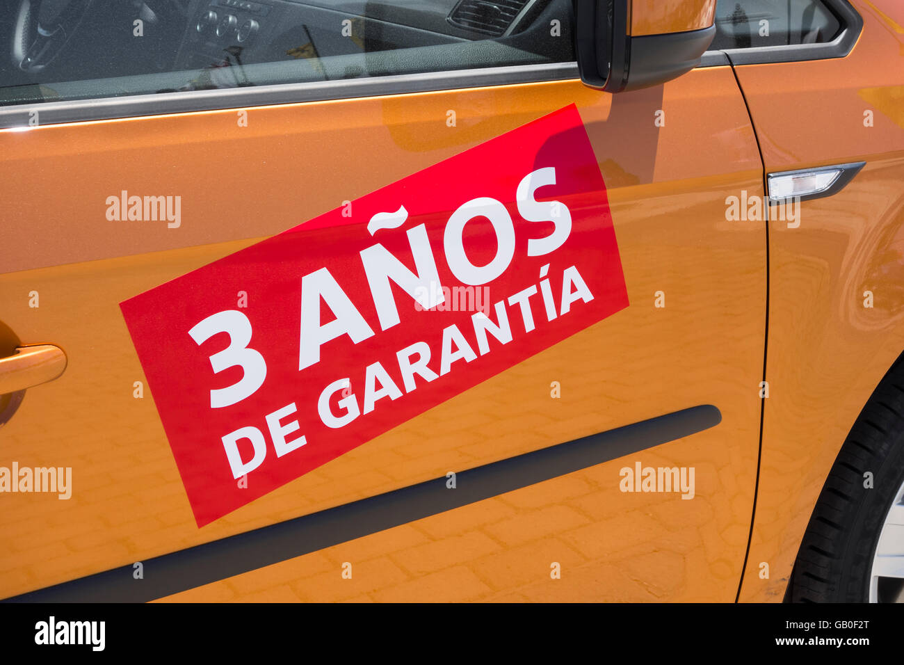 Drei-Jahres-Garantie (3 Anos Garantia) Aufkleber auf Neuwagen im Autohaus in Spanien Stockfoto