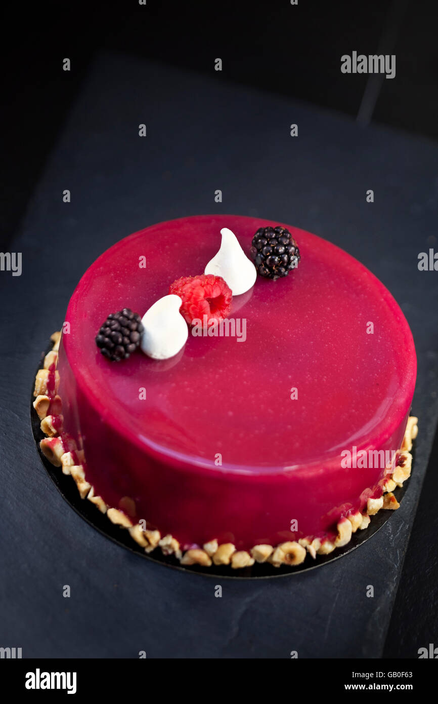 Kuchen mit roter Frucht-Mousse und meringues Stockfoto