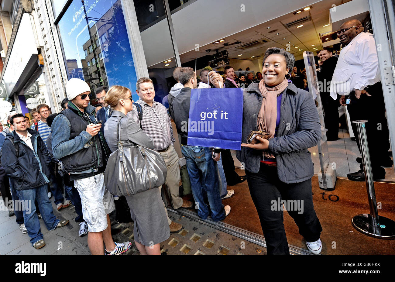 Phyllisea Jones aus Surrey ist die erste Person, die das neue iPhone 3G kauft, nachdem sie 13 Stunden vor dem 02 Store in der Oxford Street in London Schlange stand. Stockfoto