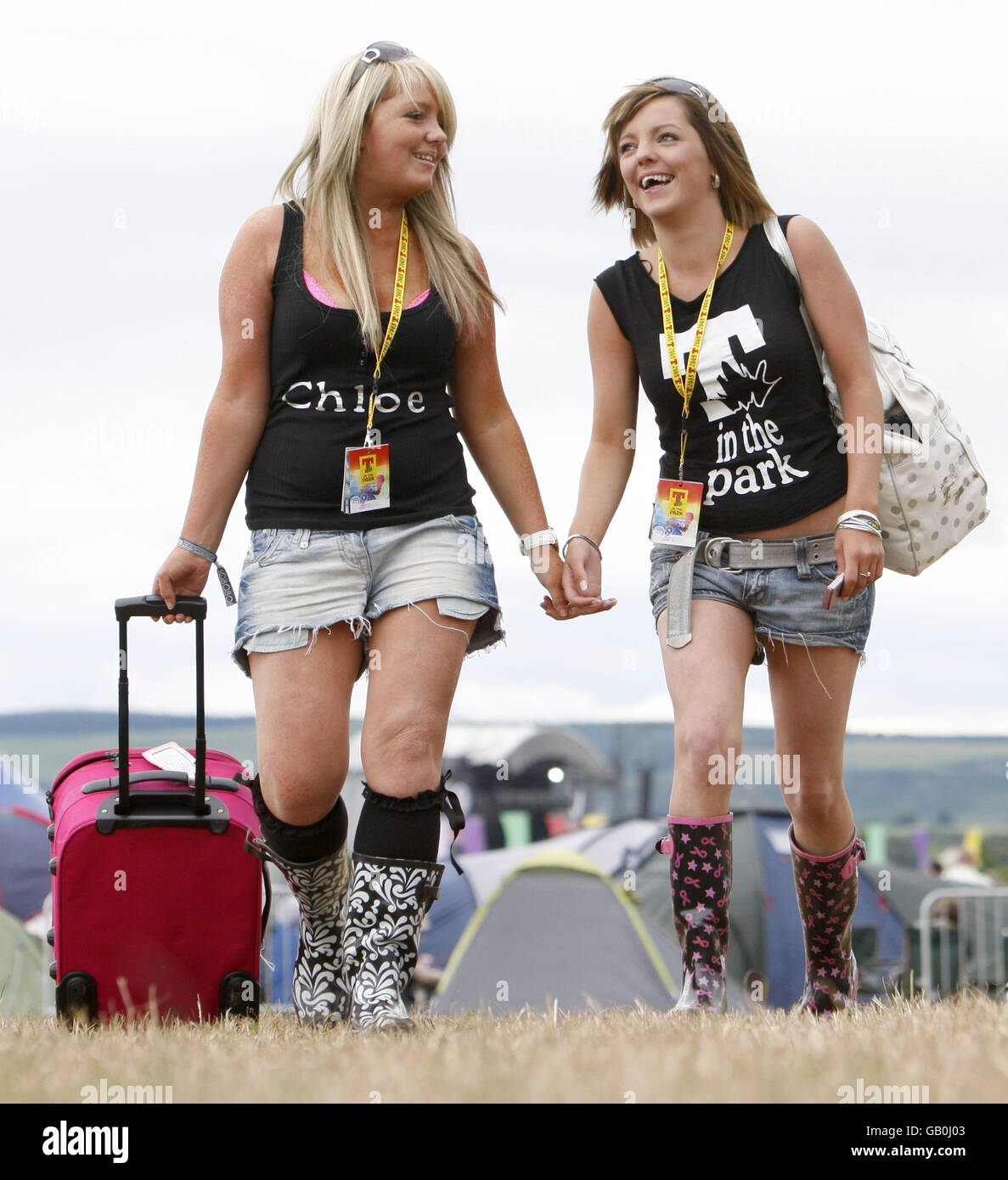 Chloe Taylor, 17, links und Laura Zellman, 18, rechts, kommen beim T in the Park Musikfestival in der Nähe von Kinross in Schottland an. Stockfoto