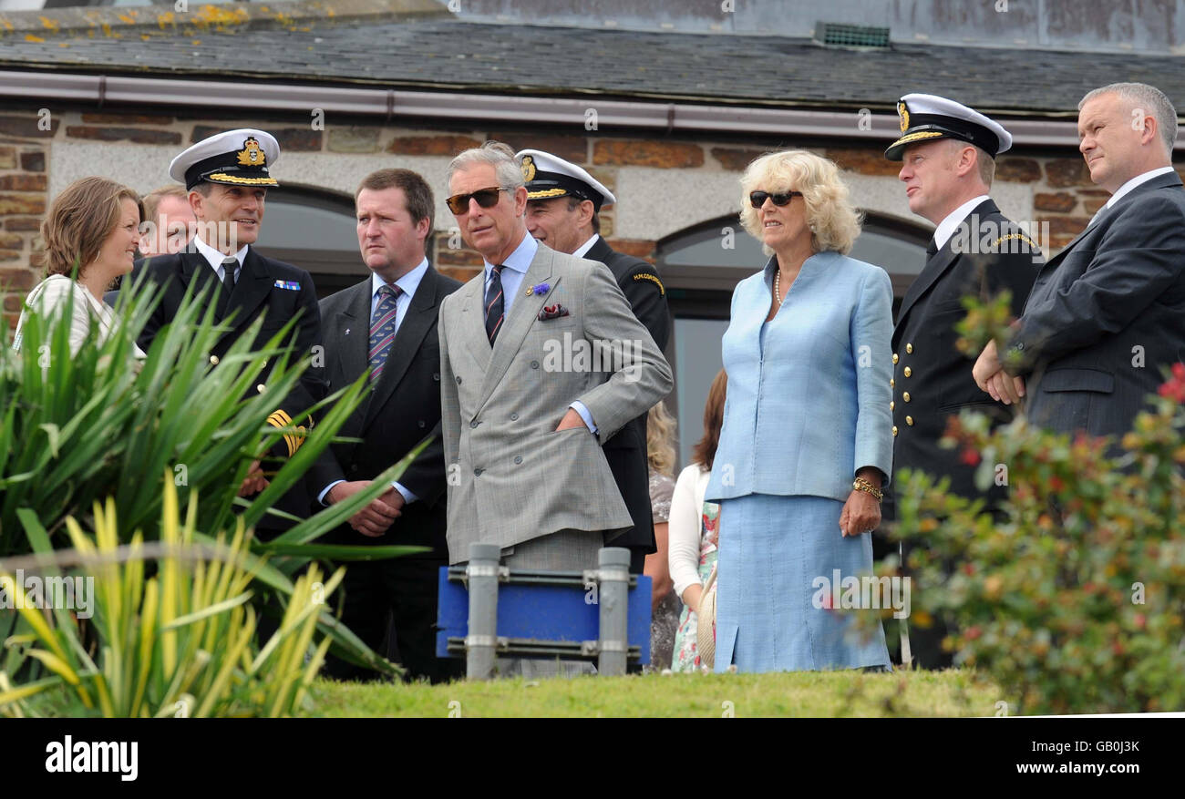 Der Prinz von Wales und die Herzogin von Cornwall tragen eine Sonnenbrille, um die Ausstellung auf dem Wasser und in der Luft vom Maritime Rescue Coordination Center in Pendennis Point, Falmouth, zu beobachten. Stockfoto