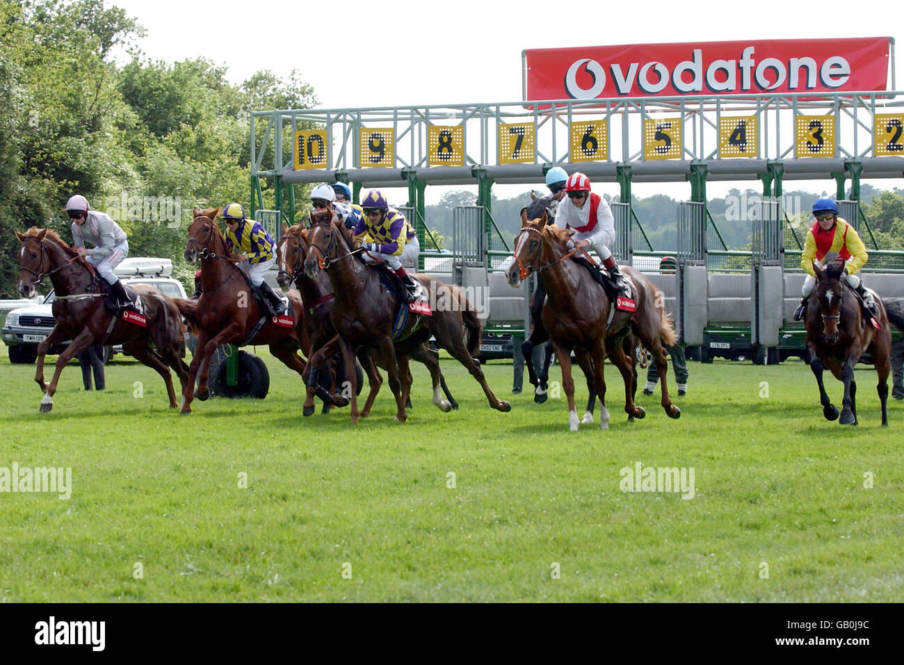 Pferderennen - Epsom - Vodafone Derby Meeting. Die Pferde sprangen zu Beginn der Vodafone Rated Stakes aus den Ständen Stockfoto