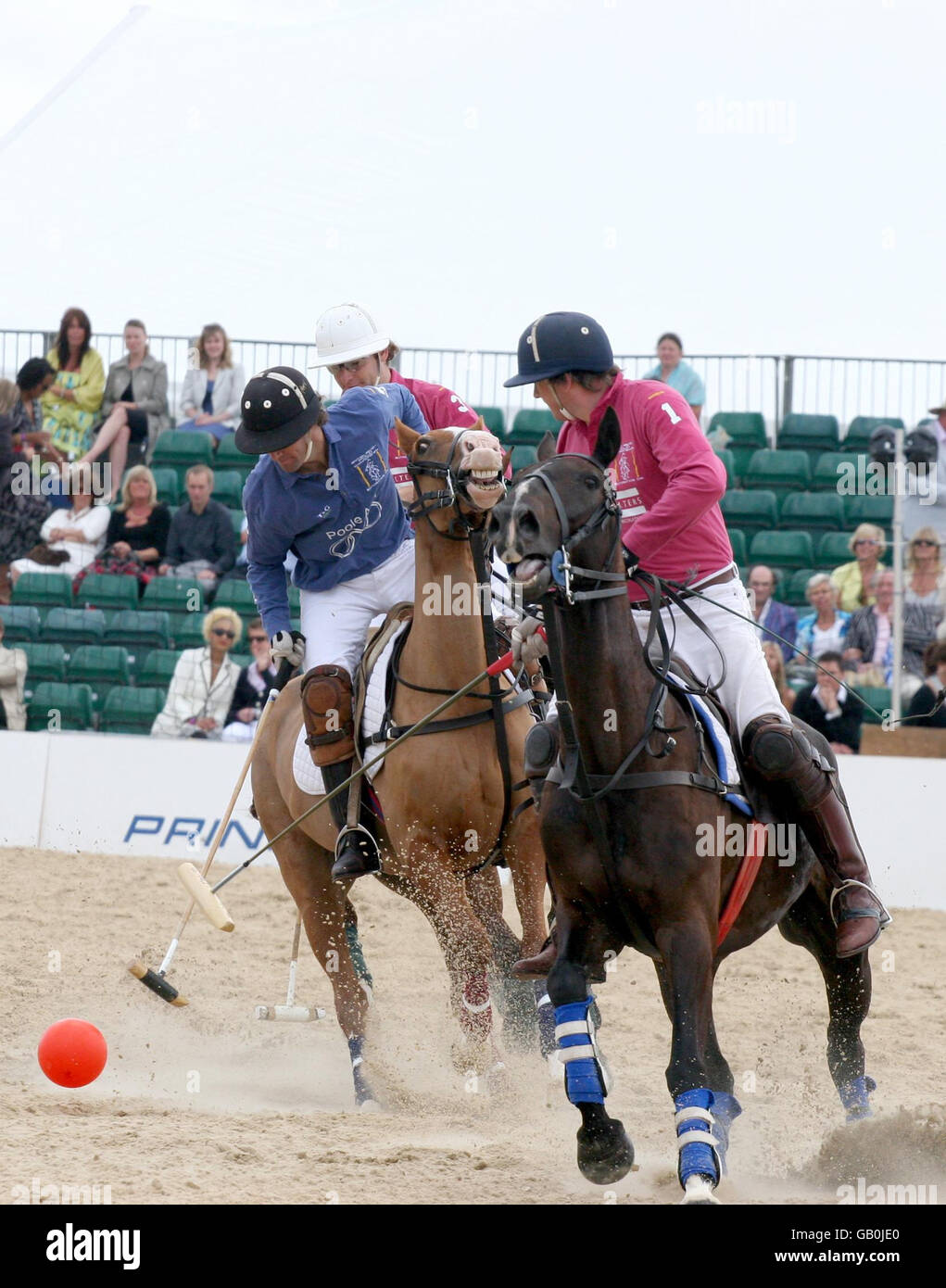 Internationale Spitzenpolospieler treten bei der Veranstaltung von Europas erstem Sandpolo-Turnier am Strand von Sandbanks, Dorset, an. Stockfoto