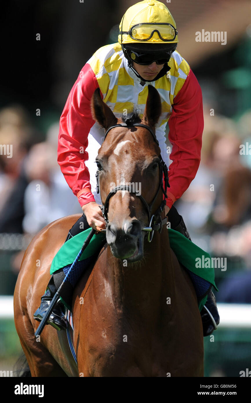 Alliierte Mächte geritten von Travis Block gehen zu posten für Die bet365 Best Odds Guaranteed Handicap im Haydock Park Stockfoto