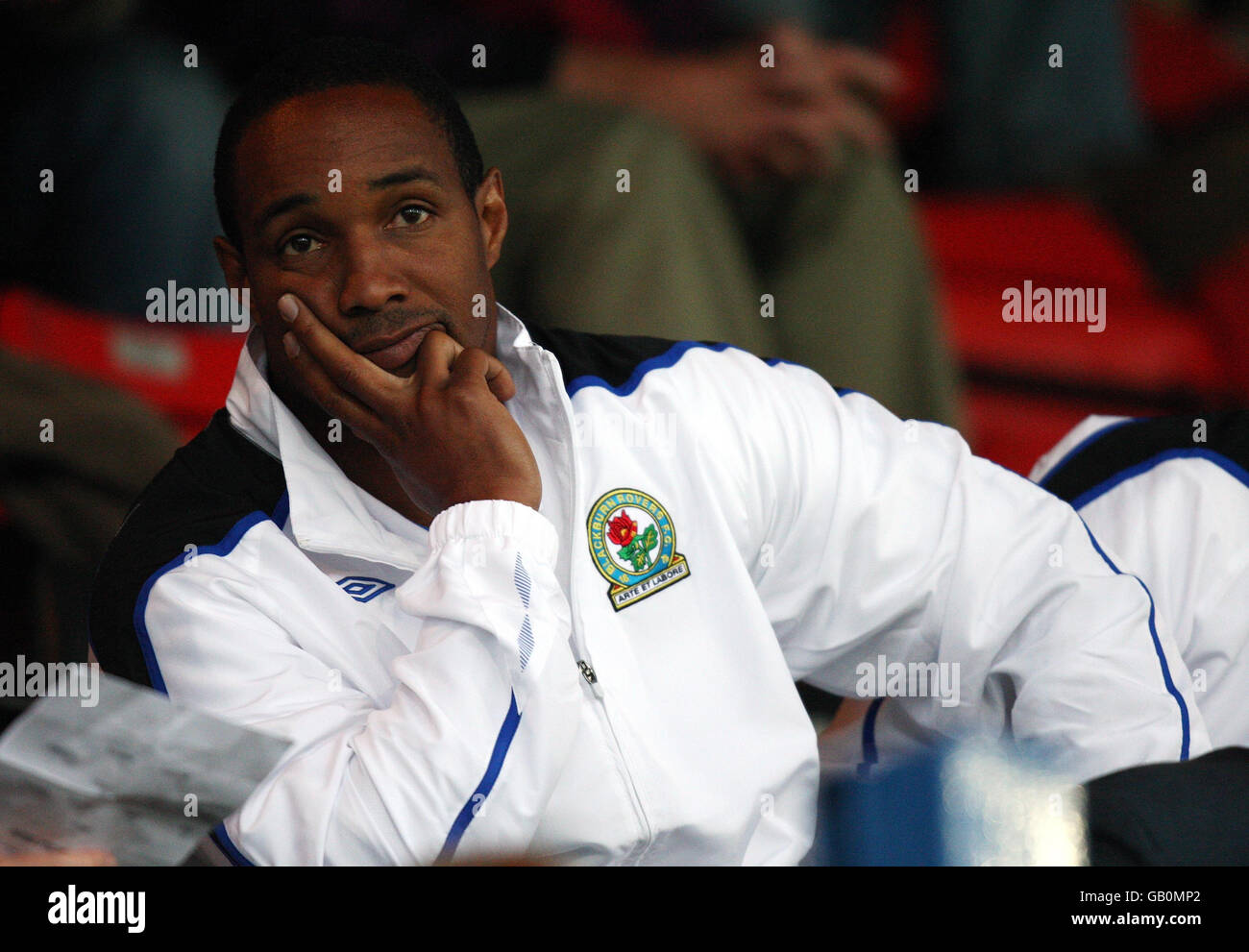 Fußball - vor der Saison freundlich - Macclesfield Town / Blackburn Rovers - Moss Rose Stadium. Blackburn Rovers-Manager Paul Ince sieht sich das Vorsaison-Freundschaftsspiel im Moss Rose Stadium, Macclesfield, an. Stockfoto