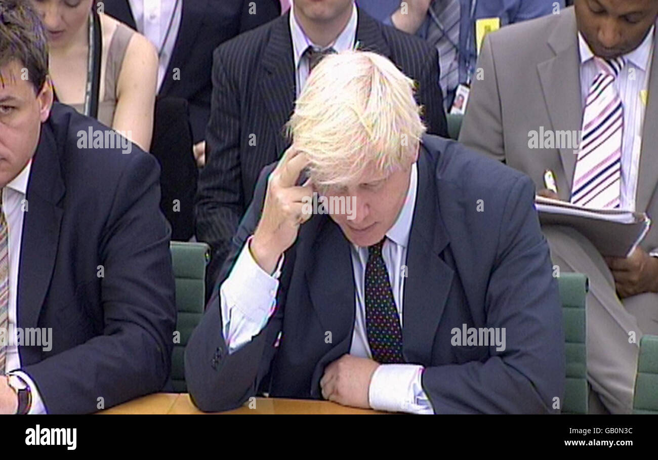Der Londoner Bürgermeister Boris Johnson gibt dem Innenausschuss im Grimond-Raum im Londoner Unterhaus Beweise. Stockfoto