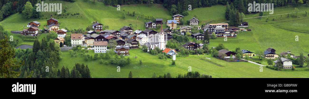 sehen Sie sich auf ein Bergdorf in den österreichischen Alpen (Lesachtal) Stockfoto