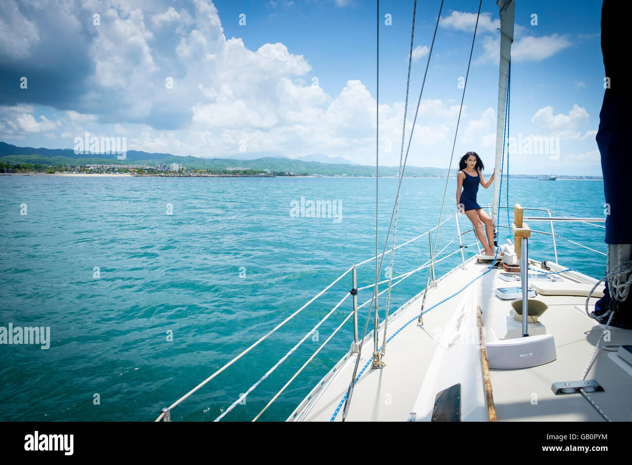 Segelboot-Tour, Riviera Nayarit Mexiko - junge Frau am Bug des Segelboot Stockfoto