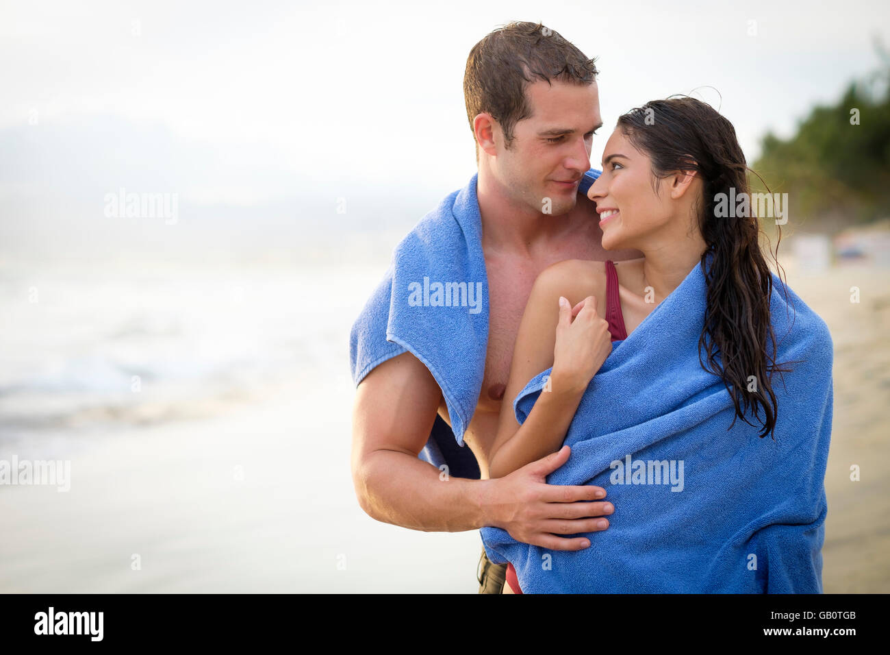 Junges Paar teilen ein Handtuch an einem Strand an der Riviera Nayarit, Mexiko Stockfoto