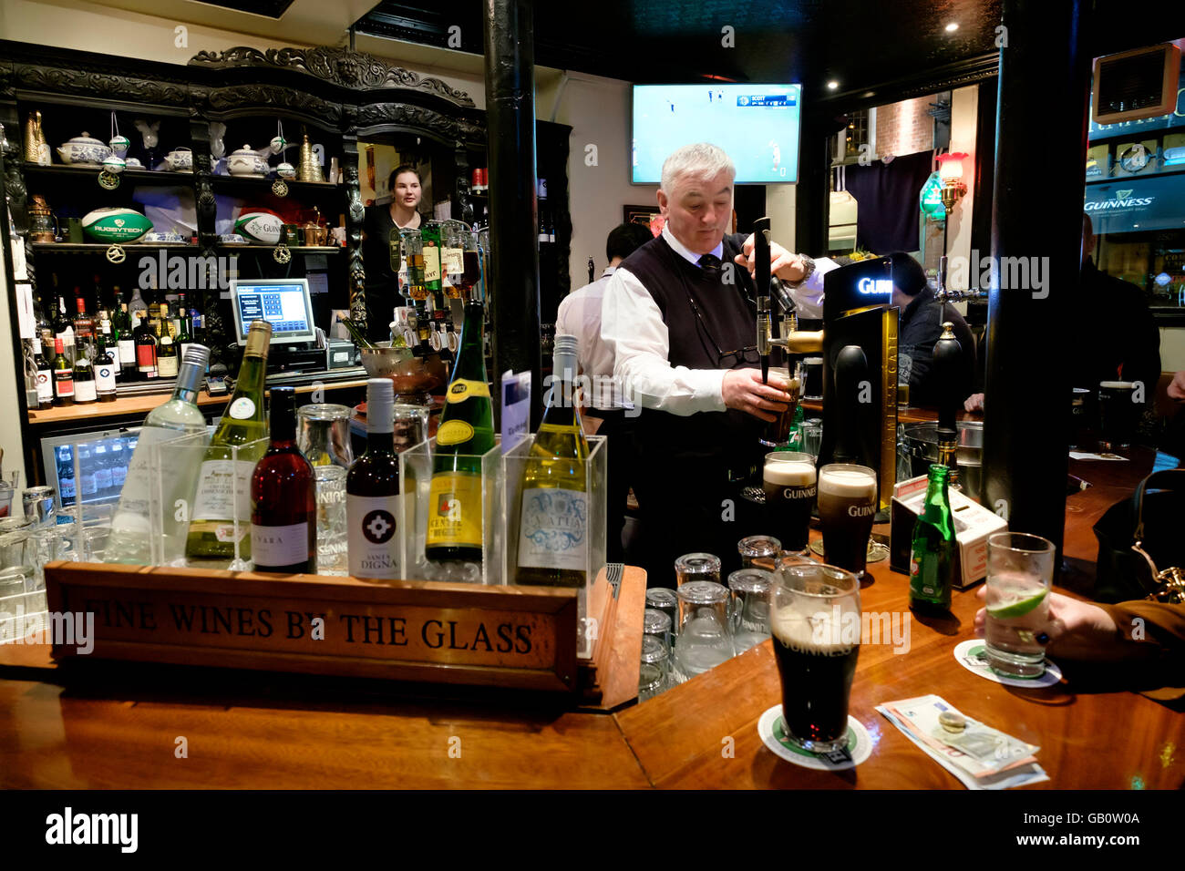 Barkeeper Gießen einen Pint Bier in der alten Standplatz Pub in Dublin,  Republik Irland, Europa Stockfotografie - Alamy