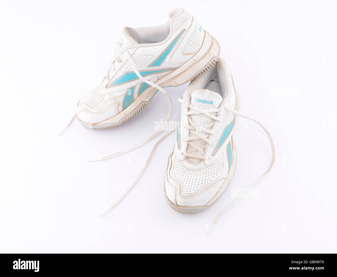 Koppeln von alten Reebok Laufschuhe isoliert auf weißem Hintergrund Stockfoto