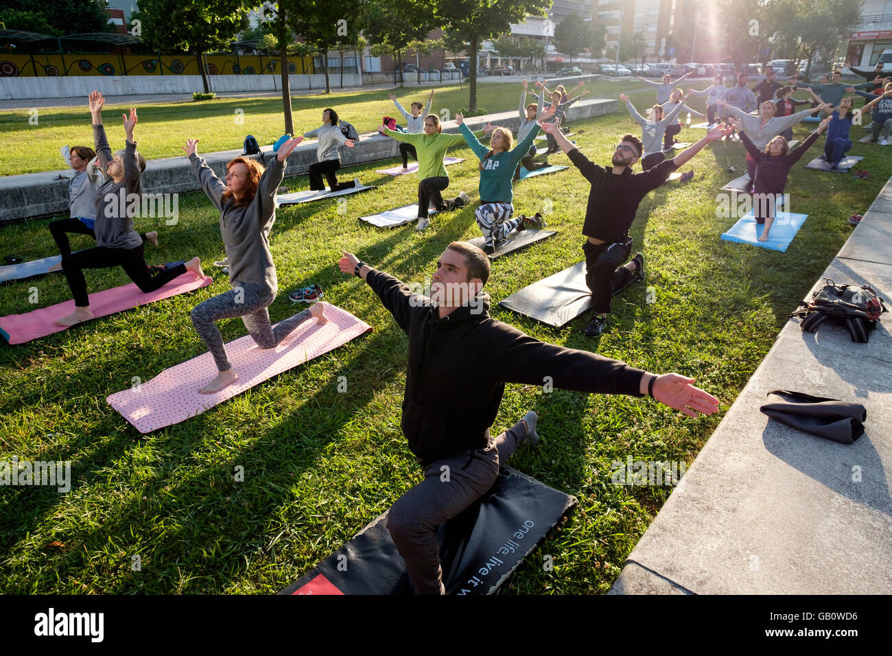 Outdoor-Yoga-Kurs Stockfoto