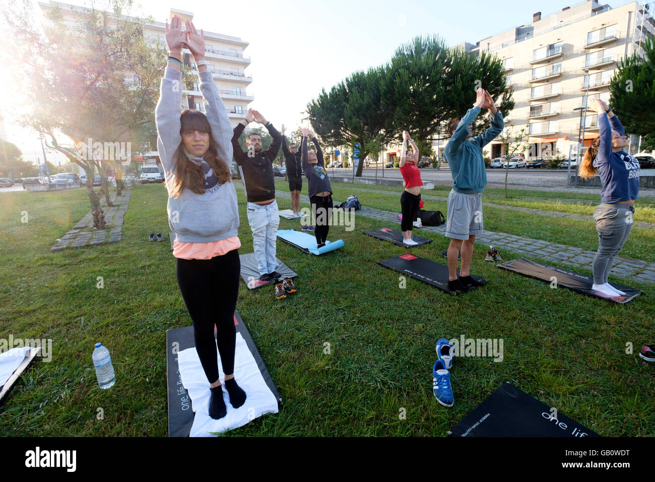 Outdoor-Yoga-Kurs Stockfoto
