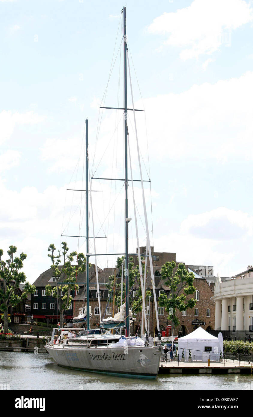 Ein allgemeiner Blick auf die Yacht des südafrikanischen Abenteurers Mike Horn "Pangea", bevor sie auf seiner vierjährigen Expedition am St Katharine's Dock in London in die Segel geht. Stockfoto