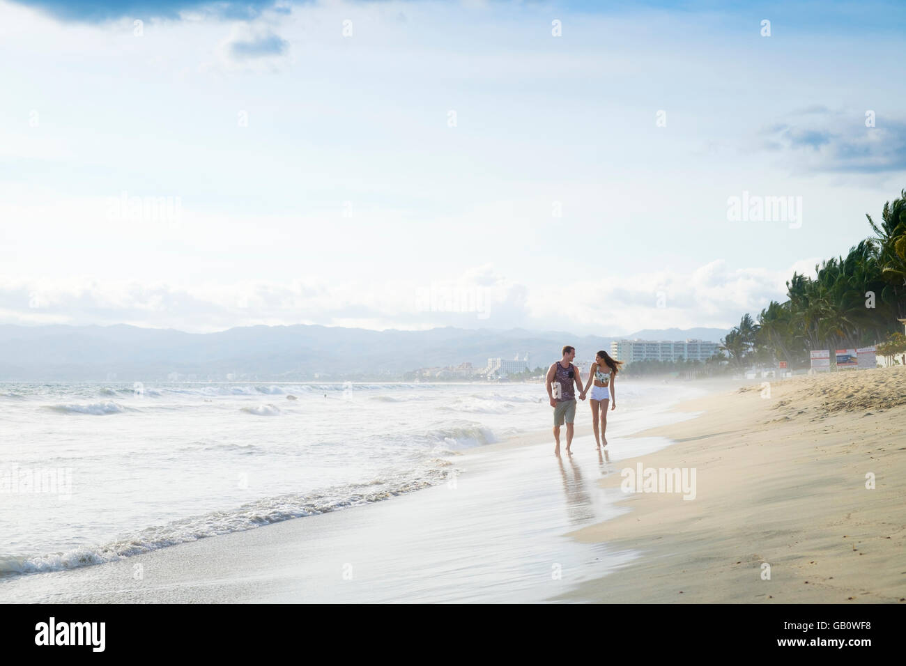 Junge Paare, die auf einsamen Strand - Riviera Nayarit, Mexiko Stockfoto