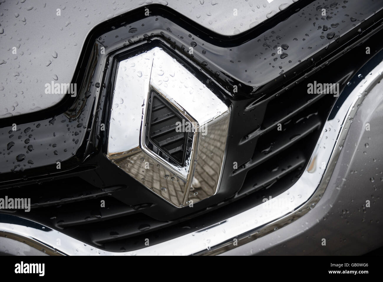 Nahaufnahme von Chrom Renault Logo auf einem Auto Grill Stockfoto