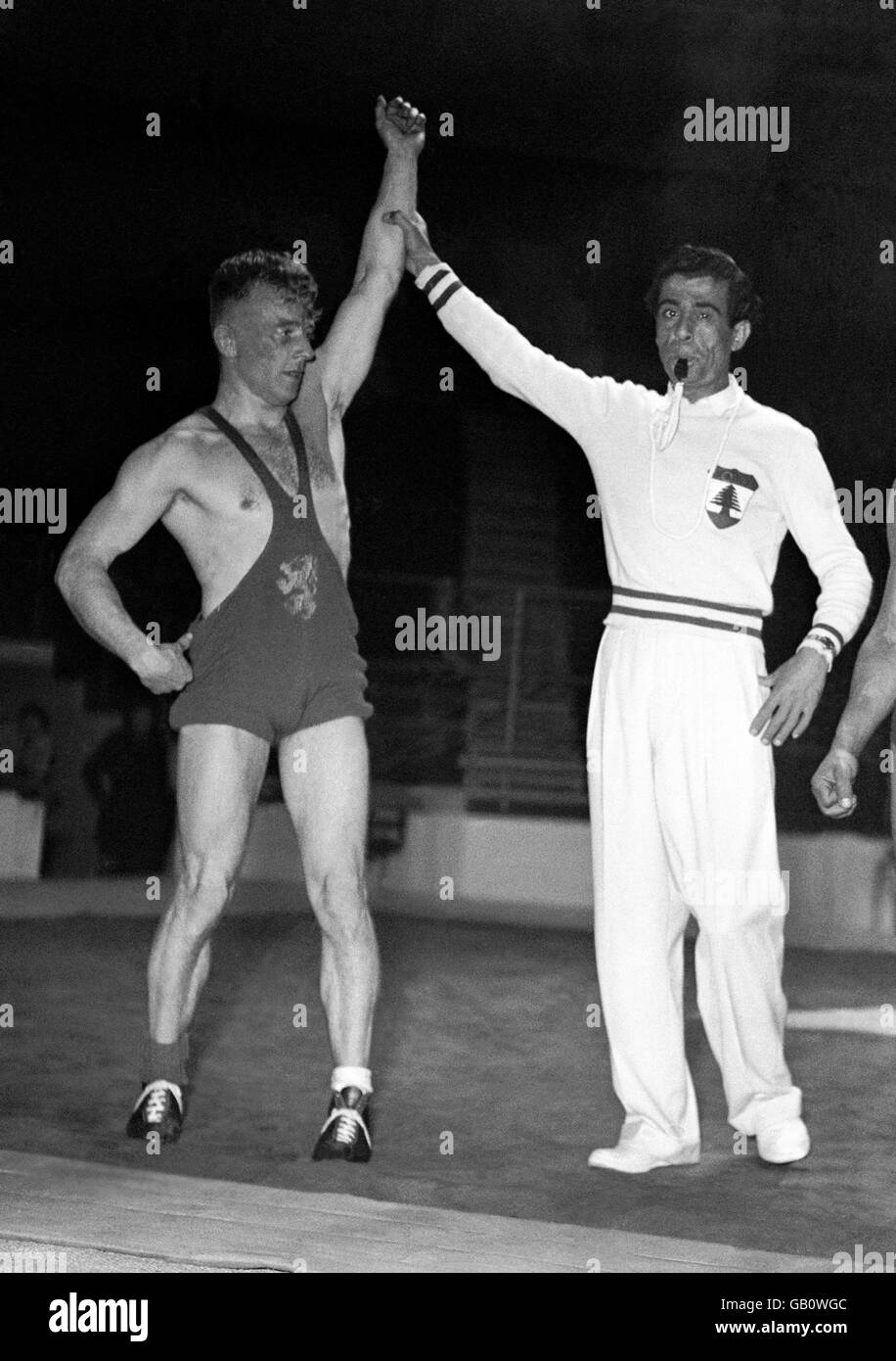 Olympische Spiele 1948 In London - Wrestling - Earls Court. Stock Shot eines der Gewinner, der nach einem griechisch-römischen Ringkampf ausgerufen wurde. Stockfoto