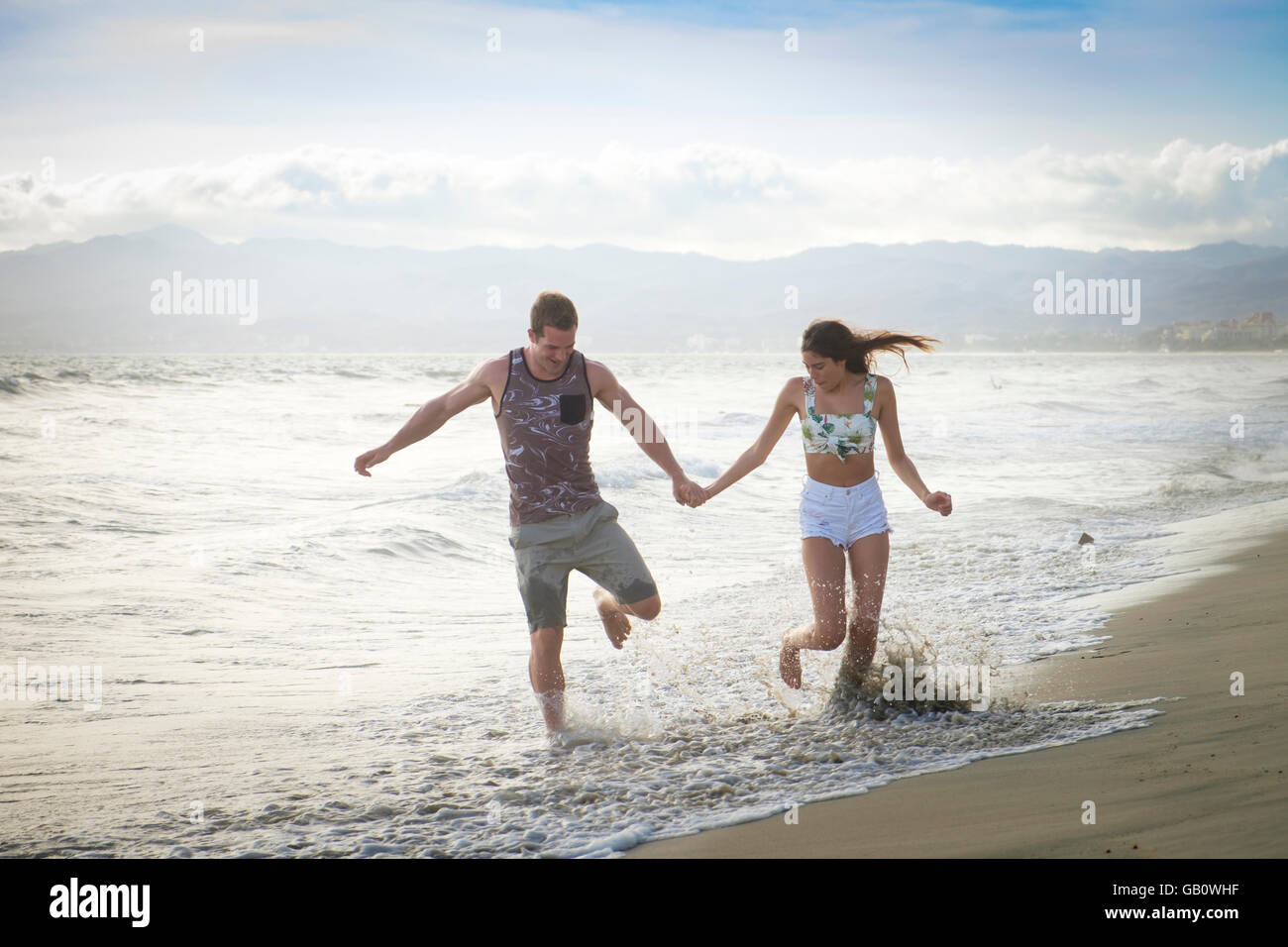Junger Mann und Frau genießen einen Run auf den Strand, Riviera Nayarit, Mexiko Stockfoto