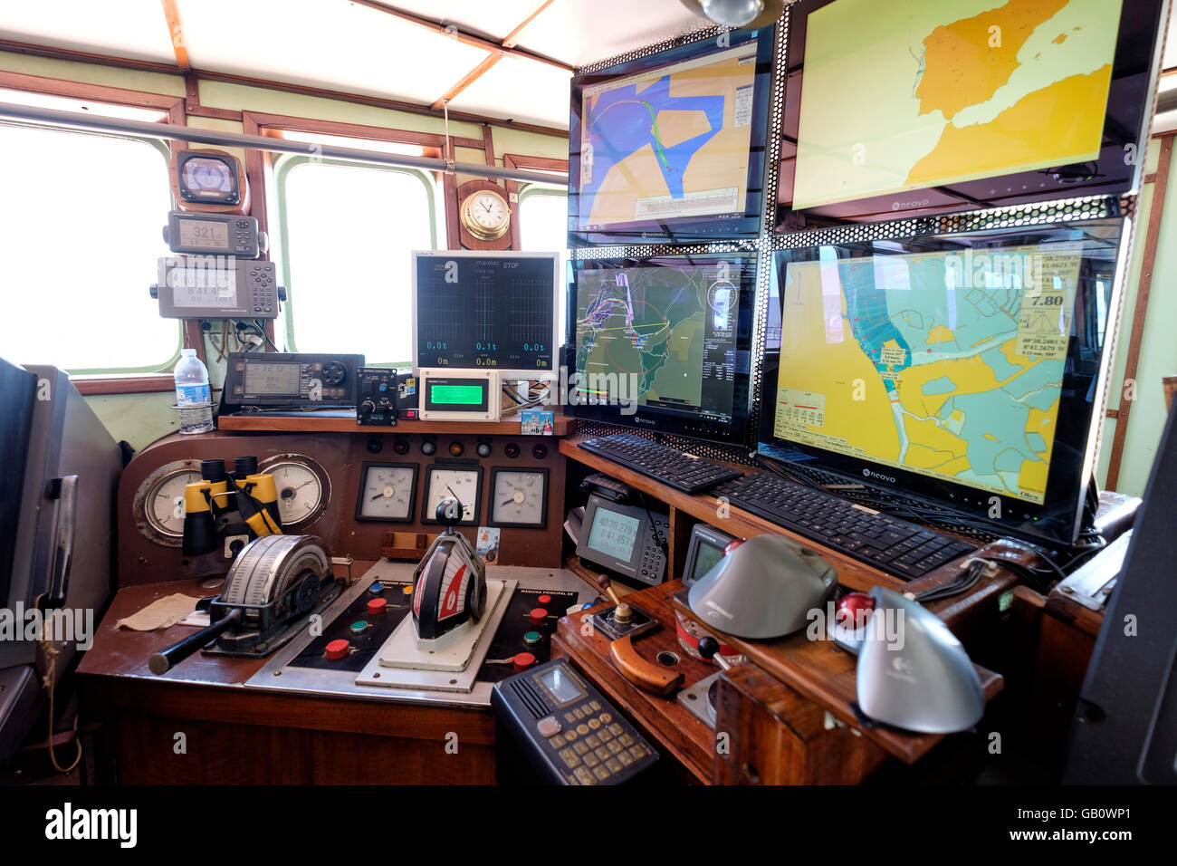Navigation Zimmer mit High-tech-kartographie Ausrüstung auf einem Frachtschiff Stockfoto