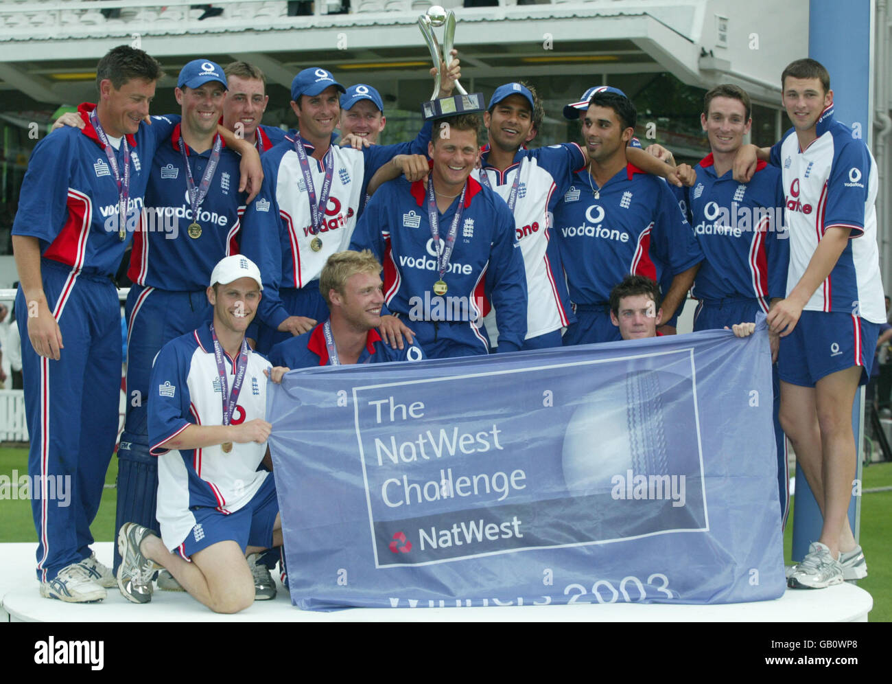 England Teamgruppe nach dem Sieg gegen Pakistan in der NatWest Challenge Serie (Michael Vaughan mit der Trophäe) Stockfoto
