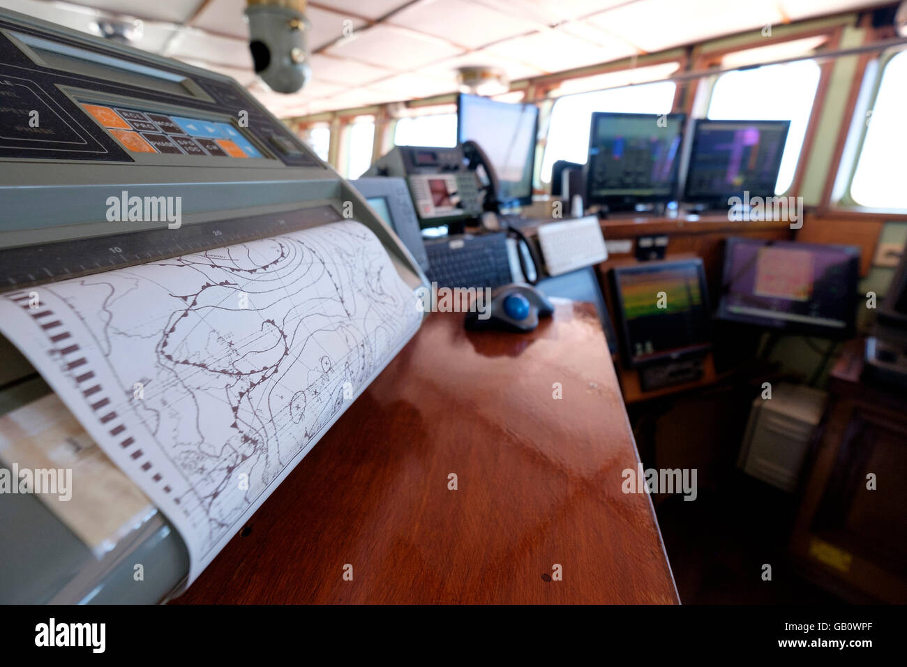 Navigation Zimmer mit High-tech-kartographie Ausrüstung auf einem Frachtschiff Stockfoto