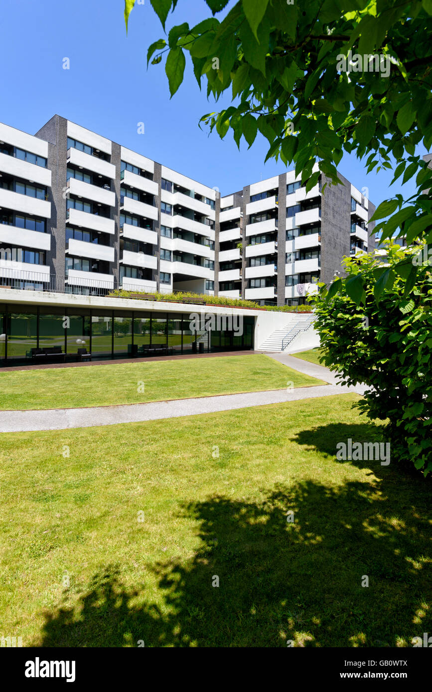 Garten innerhalb einer modernen Architektur residential Apartment Gebäude gated community Stockfoto