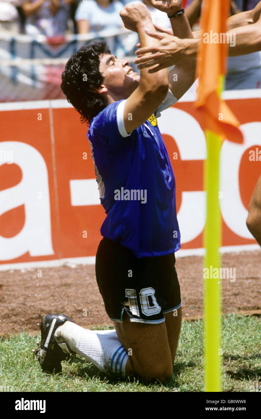 Der Argentinier Diego Maradona feiert den Sieg Englands bei der Weltmeisterschaft Viertelfinale Stockfoto