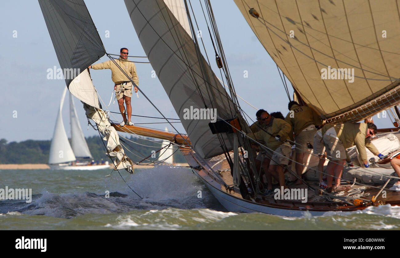 Tuiga nimmt am ersten Tag der Regatta des British Classic Yacht Club auf der Solent am Inselrundrennen Teil. Stockfoto