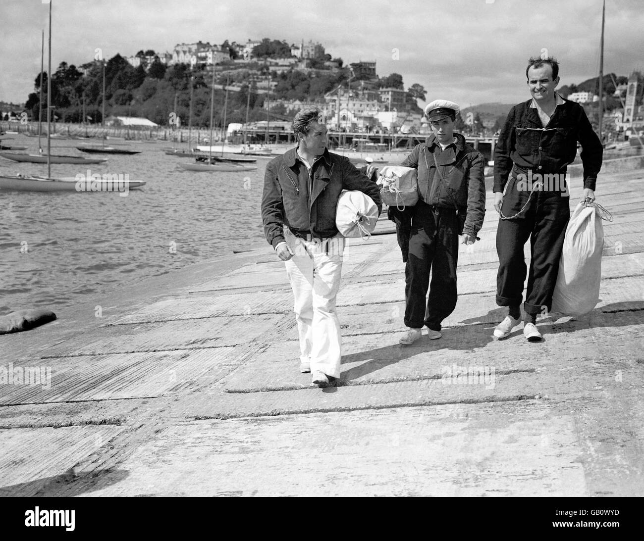 Die britischen Teamkollegen für die Dragon Class l-r; William Strain (Steuermann), James Wallace und George Brown. Sie segelten in 'Ceres II' und gewannen den dritten und fünften Tag, belegten aber den vierten Platz in der Gesamtwertung. Stockfoto