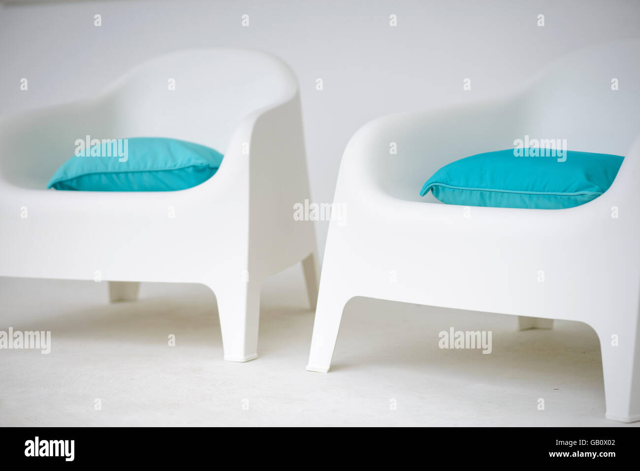 Kunststoff-Stühle Stockfoto