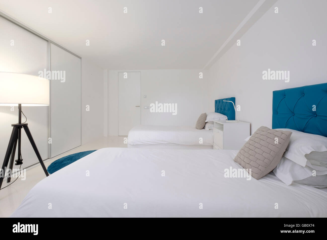 Modernes Zimmer mit Twin-Betten Stockfoto