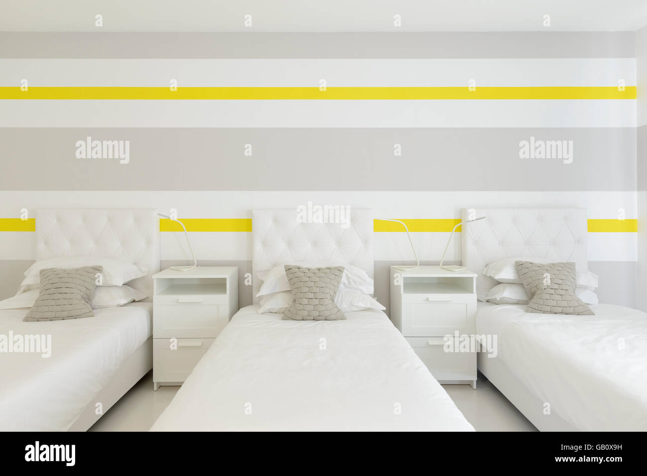 Drei Betten nebeneinander in einem Hotelzimmer Stockfoto