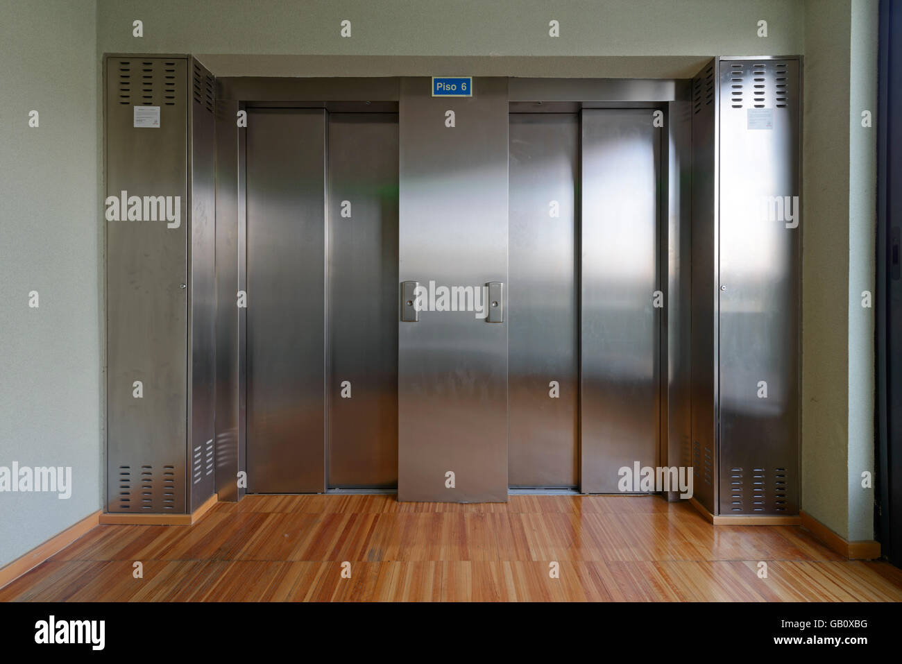 Zwei aufzug -Fotos und -Bildmaterial in hoher Auflösung – Alamy