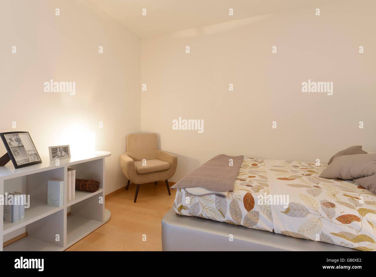 Kleines Apartment Schlafzimmer Stockfoto