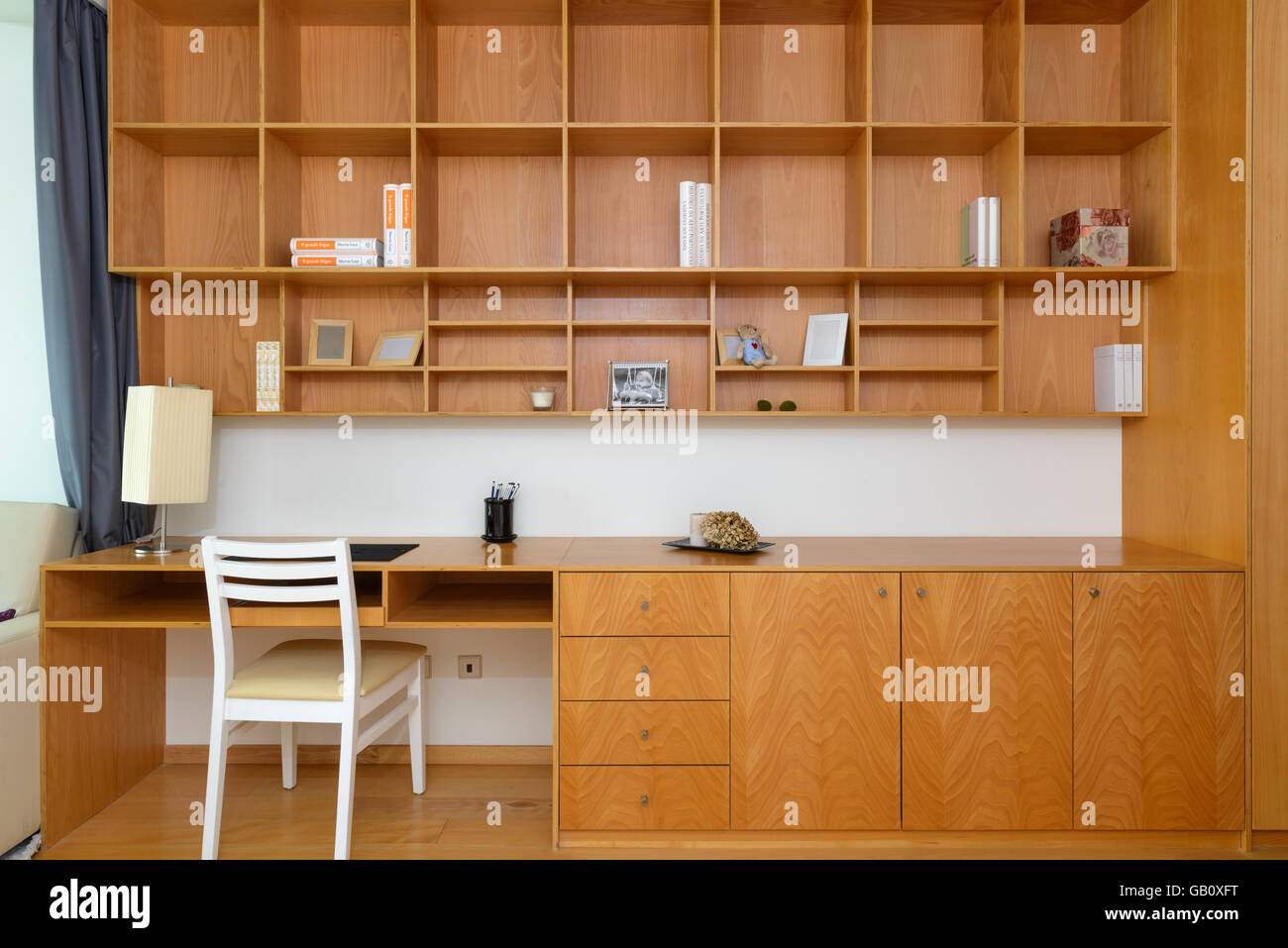 Home Office mit Holzmöbeln Stockfoto