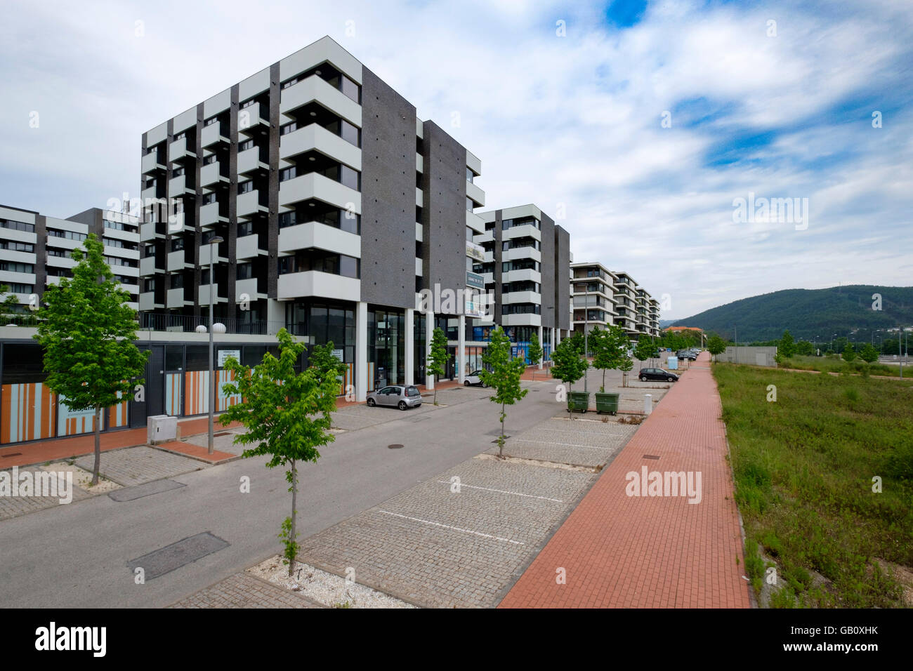 Apartmentgebäude mit kostenlosen Parkplätzen vor dem Hotel Stockfoto