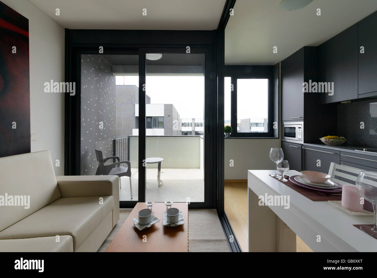 Kleines Studio-Apartment, offenes Wohnzimmer und Küche Stockfoto