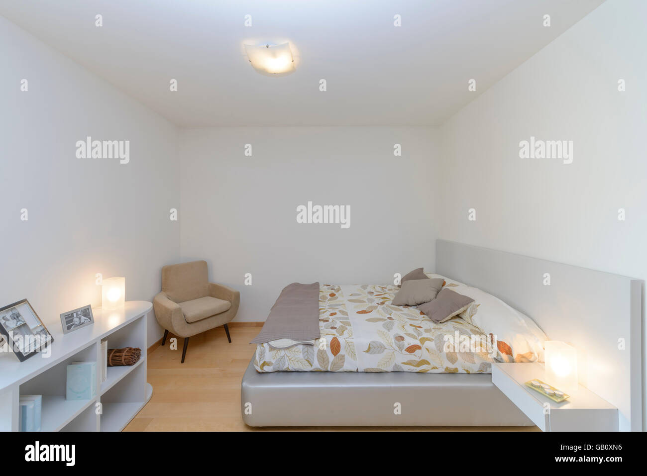 Kleines Apartment Schlafzimmer Stockfoto