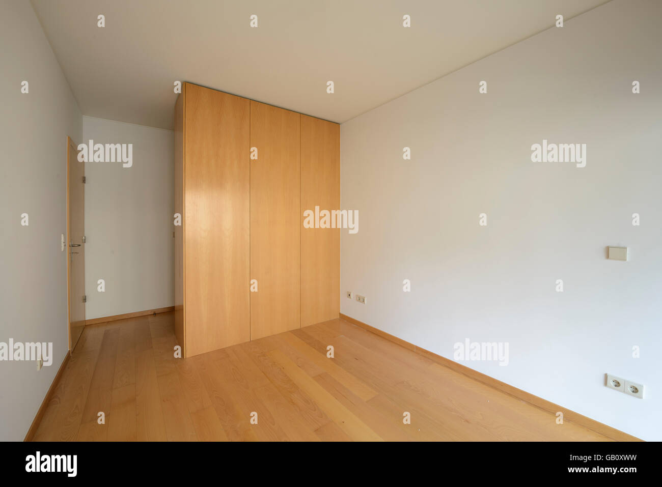 Leere Schlafzimmer mit großem Schrank Stockfoto