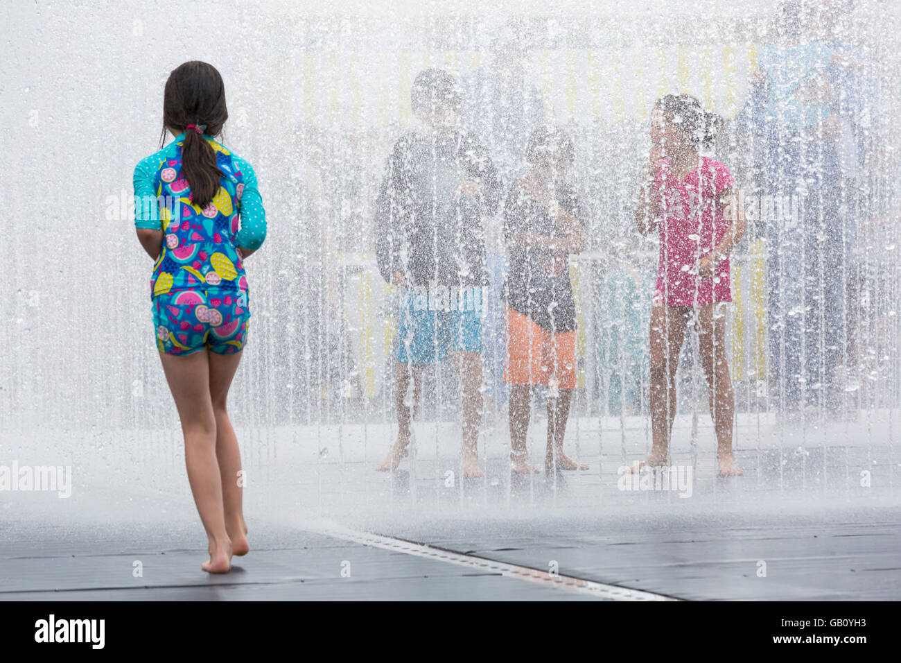 Kinder spielen im Wasser-Funktion am Southbank, London im Juli Stockfoto