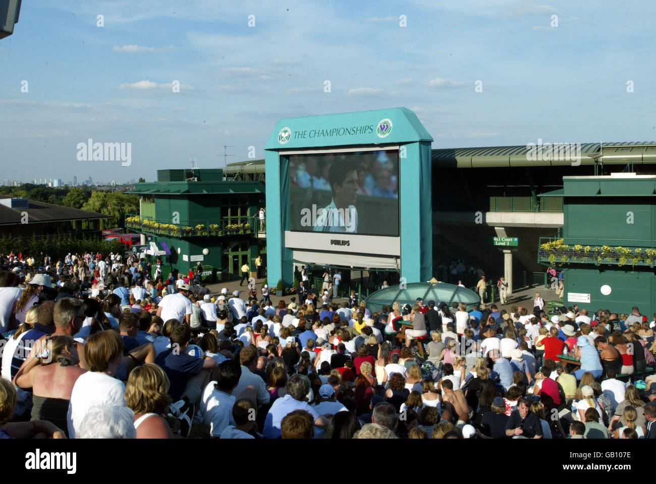 Tennis - Wimbledon 2003 - Dritte Runde der Herren - Tim Henman / Robin Söderling. Die Menge beobachtet das Spiel zwischen Tim Henman und Robin Soderling auf dem „Henman Hill“ Stockfoto