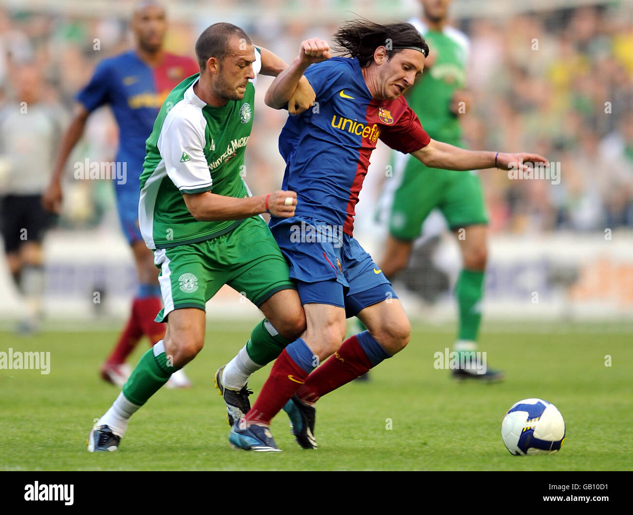 Steven Fletcher von Hibernian und Lionel Messi von Barcelona Stockfoto