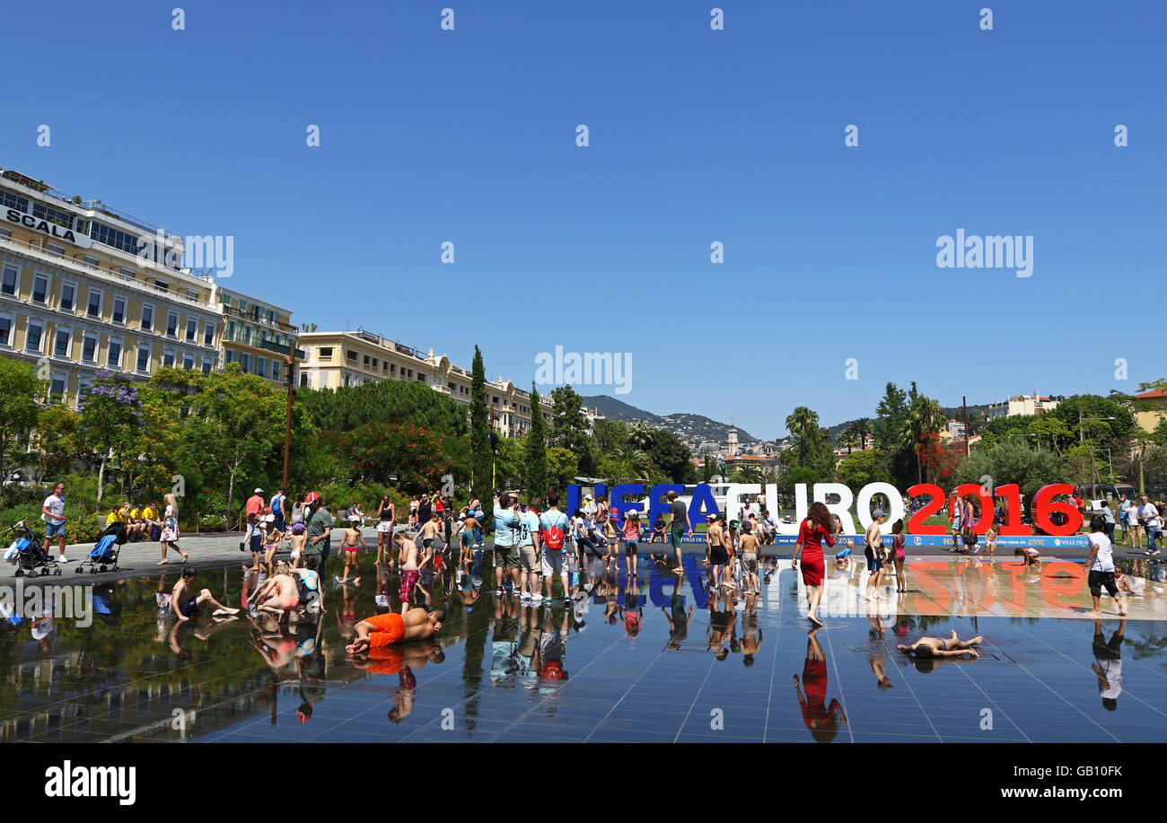 Leute haben Spaß in Brunnen in der Nähe das große Logo der UEFA EURO 2016 bei Promenade du Paillon in Nizza, Frankreich Stockfoto