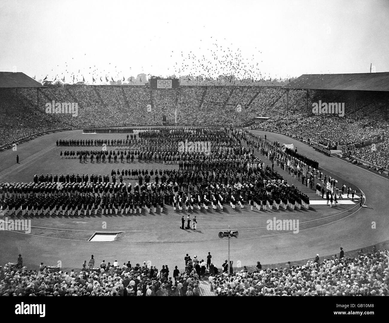 Olympische Spiele 1948 In London - Eröffnungszeremonie - Wembley. Die Teams stellten sich während der Eröffnungszeremonie der Olympischen Spiele auf, als 2500 Tauben in Wembley freigelassen werden. Stockfoto