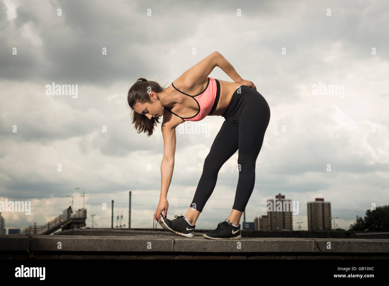 Sportliche Frau trägt Fitness tragen Stockfoto