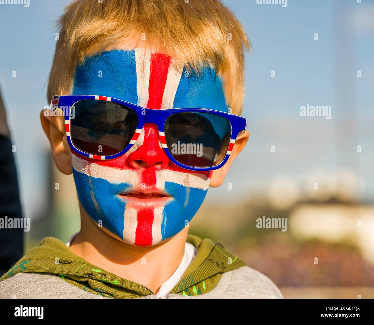 Junge mit bemaltem Gesicht, Unterstützung von Island in der UEFA Euro 2016-Fußball-Turnier, Reykjavik, Island. Stockfoto