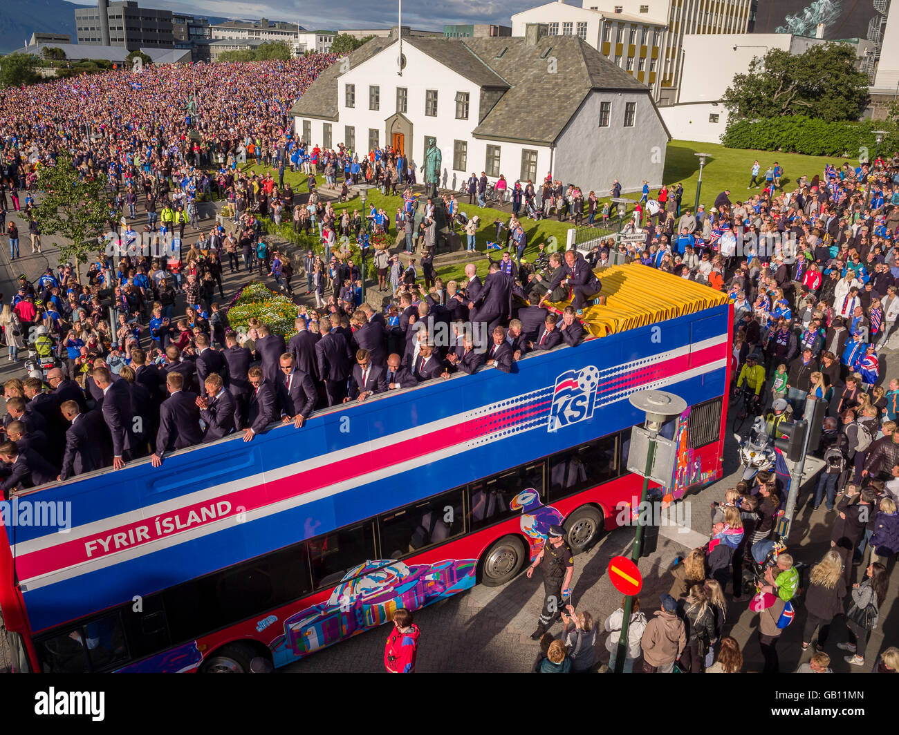 Tausende begrüßen die isländischen Fußball-Nationalmannschaft nach einem viel erfolgreiche UEFA Euro 2016 Wettbewerb, Reykjavik, Island Stockfoto