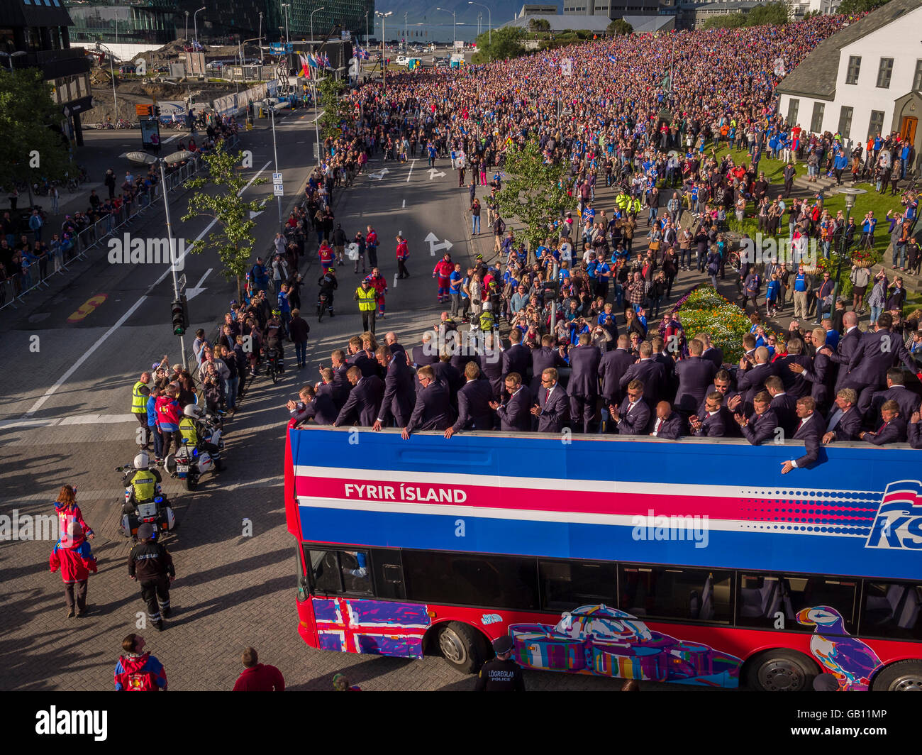 Tausende begrüßen die isländischen Fußball-Nationalmannschaft nach einem viel erfolgreiche UEFA Euro 2016 Wettbewerb, Reykjavik, Island Stockfoto