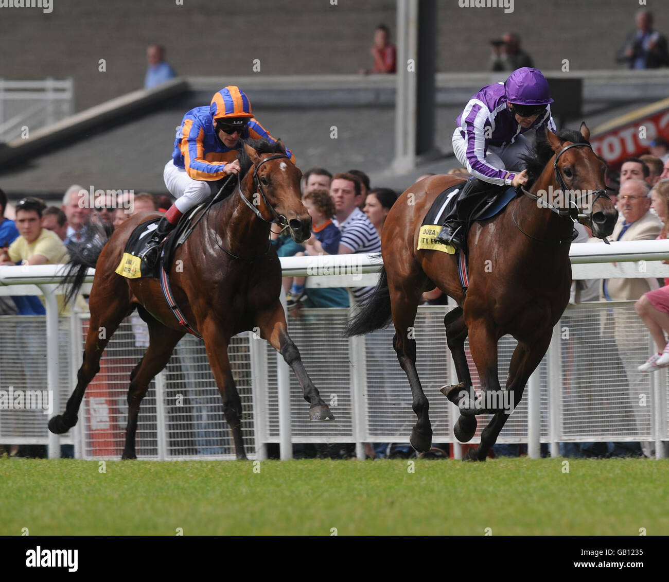 Bushranger mit Wayne Lordan up rast vor Westfalen mit Johnny Murtagh auf dem Weg zum Gewinn der Dubai Duty Free Anglesley Stakes auf der Curragh Racecourse, Irland. Stockfoto